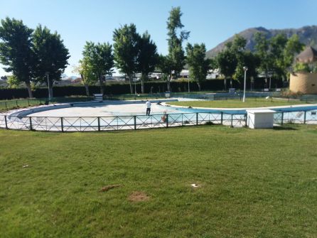Un trabajador municipal realiza trabajos de limpieza en la piscina municipal Un trabajador municipal realiza trabajos de limpieza en la piscina municipal