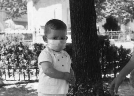 El president de la GVA, Ximo Puig, de niño, con una mascarilla colocada para la campaña Quenadiequedeatrás El president de la GVA, Ximo Puig, de niño, con una mascarilla colocada para la campaña Quenadiequedeatrás