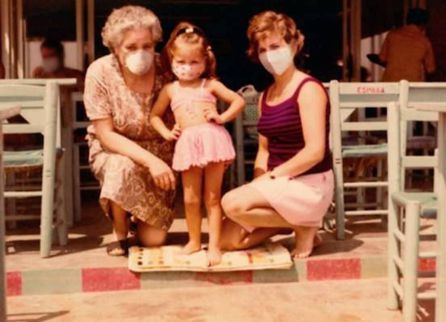 La vicepresidenta Mónica Oltra, de niña, en una foto familiar, con una mascarilla colocada para la campaña Quenadiequedeatrás La vicepresidenta Mónica Oltra, de niña, en una foto familiar, con una mascarilla colocada para la campaña Quenadiequedeatrás