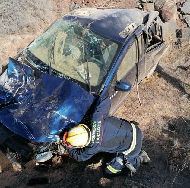 Un bombero inspecciona el vehículo accidentado cerca de Yaiza. Un bombero inspecciona el vehículo accidentado cerca de Yaiza.