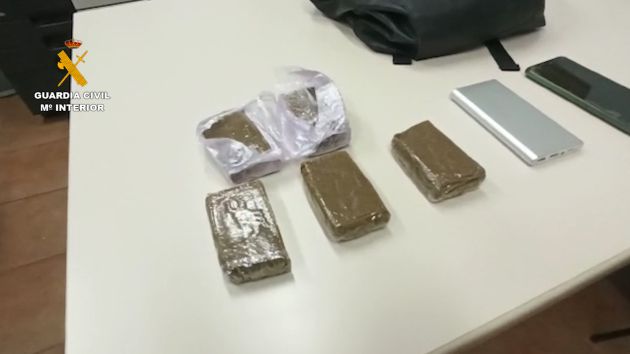 Paquetes de hachis incautados en Órzola. Paquetes de hachis incautados en Órzola.