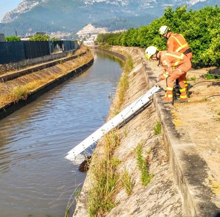 Bomberos preparan el rescate del jabalí en Tavernes Bomberos preparan el rescate del jabalí en Tavernes