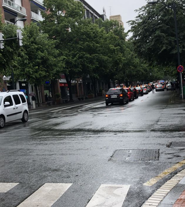 Una treintena de coches vuelven de Sagrado Corazón a Moyúa por la Gran Vía Una treintena de coches vuelven de Sagrado Corazón a Moyúa por la Gran Vía