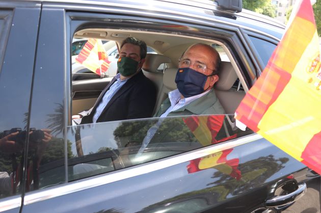 El diputado de Vox en el Congreso, Ignacio Gil Lázaro, y en Les Corts, José Manuel Llanos, durante la manifestación motorizada convocada por la formación en València El diputado de Vox en el Congreso, Ignacio Gil Lázaro, y en Les Corts, José Manuel Llanos, durante la manifestación motorizada convocada por la formación en València