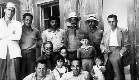 Agustín Demetrio Pallarés es el niño junto al de gafas, su tío Ginés, que junto a los demás estaban haciendo en esos momentos una visita a la casa. Agustín Pallarés padre es el de la izquierda, el más alto Agustín Demetrio Pallarés es el niño junto al de gafas, su tío Ginés, que junto a los demás estaban haciendo en esos momentos una visita a la casa. Agustín Pallarés padre es el de la izquierda, el más alto