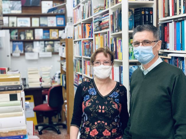 Juan Manuel Fernández y su esposa en la librería Manuel de Falla Juan Manuel Fernández y su esposa en la librería Manuel de Falla