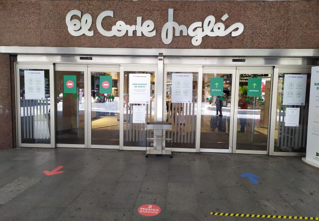 Detalle de la señalización, instalada en los accesos a El Corte Inglés, que marca la distancia de seguridad para evitar aglomeraciones Detalle de la señalización, instalada en los accesos a El Corte Inglés, que marca la distancia de seguridad para evitar aglomeraciones