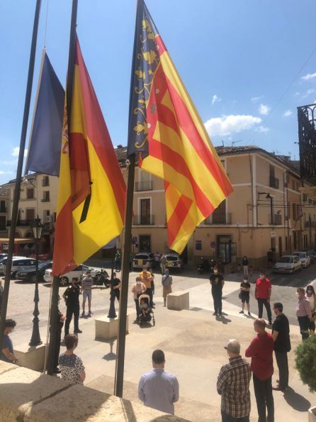 Imatge del minut de silenci a la porta de l'Ajuntament d'Albaida Imatge del minut de silenci a la porta de l'Ajuntament d'Albaida