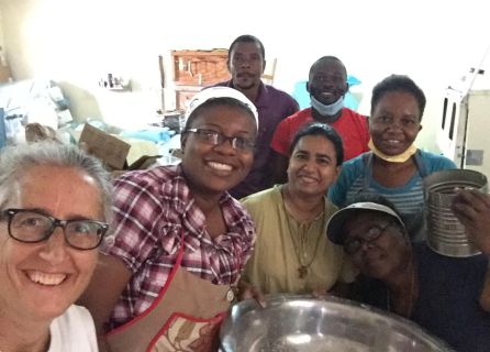 Josela Gil junto al resto del equipo que le acompaña en Puerto Príncipe (Haití) Josela Gil junto al resto del equipo que le acompaña en Puerto Príncipe (Haití)