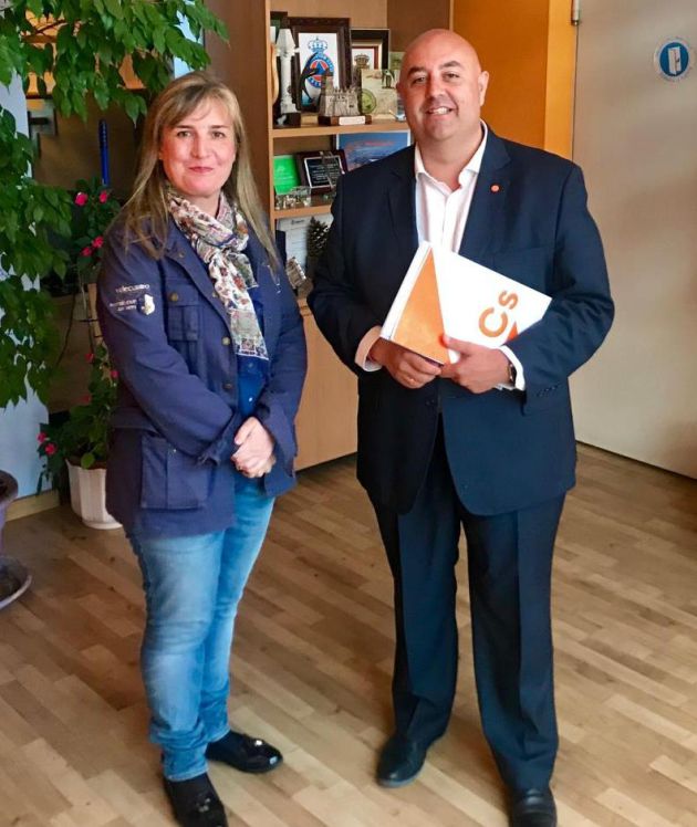 Julia Martín junto al portavoz de Ciudadanos en el Ayuntamiento de Ávila Julia Martín junto al portavoz de Ciudadanos en el Ayuntamiento de Ávila