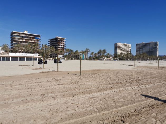 Zonas delimitadas para tomar el sol e instalarse cumpliendo la distancia social Zonas delimitadas para tomar el sol e instalarse cumpliendo la distancia social