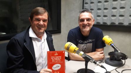 Carlos Abad, a la izquierda, en una visita a Radio Eibar Carlos Abad, a la izquierda, en una visita a Radio Eibar