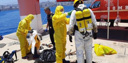 Imagen de agentes de Aduanas y bomberos utilizando equipos de respiración para acceder al interior del buque Imagen de agentes de Aduanas y bomberos utilizando equipos de respiración para acceder al interior del buque