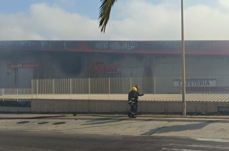 Bomberos en los aledaños de la nave quemada. Bomberos en los aledaños de la nave quemada.
