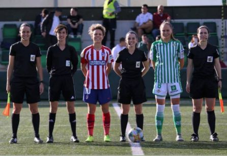 Tamara Rodríguez (2ª por la izq) forma equipo arbitral en un Atlético de Madrid- Real Betis reciente Tamara Rodríguez (2ª por la izq) forma equipo arbitral en un Atlético de Madrid- Real Betis reciente