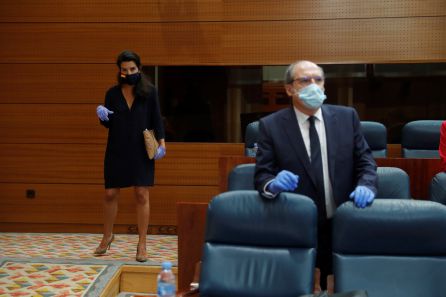 La portavoz de Vox en la Asamblea, Rocío Monasterio (i) y el portavoz del PSOE, Ángel Gabilondo (d) en un pleno de la Asamblea de Madrid. La portavoz de Vox en la Asamblea, Rocío Monasterio (i) y el portavoz del PSOE, Ángel Gabilondo (d) en un pleno de la Asamblea de Madrid.