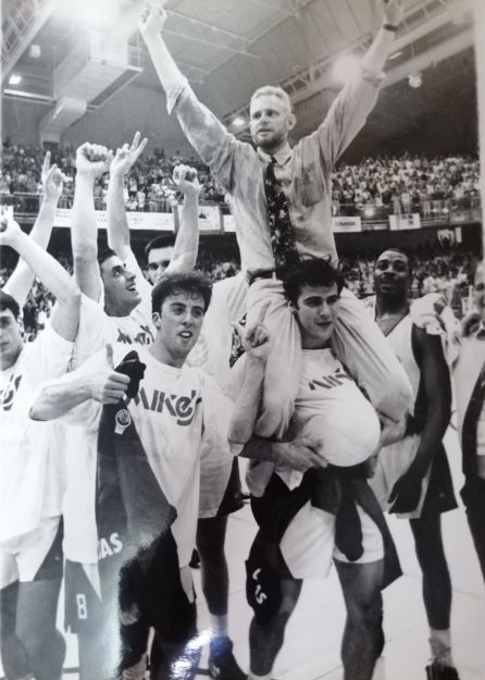 Bill McCammon a hombros de sus jugadores tras el ascenso Bill McCammon a hombros de sus jugadores tras el ascenso