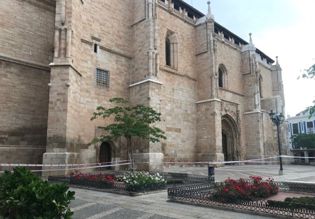 Precintado todo el perímetro de la Iglesia de la Asunción, a consecuencia de un derrumbe Precintado todo el perímetro de la Iglesia de la Asunción, a consecuencia de un derrumbe