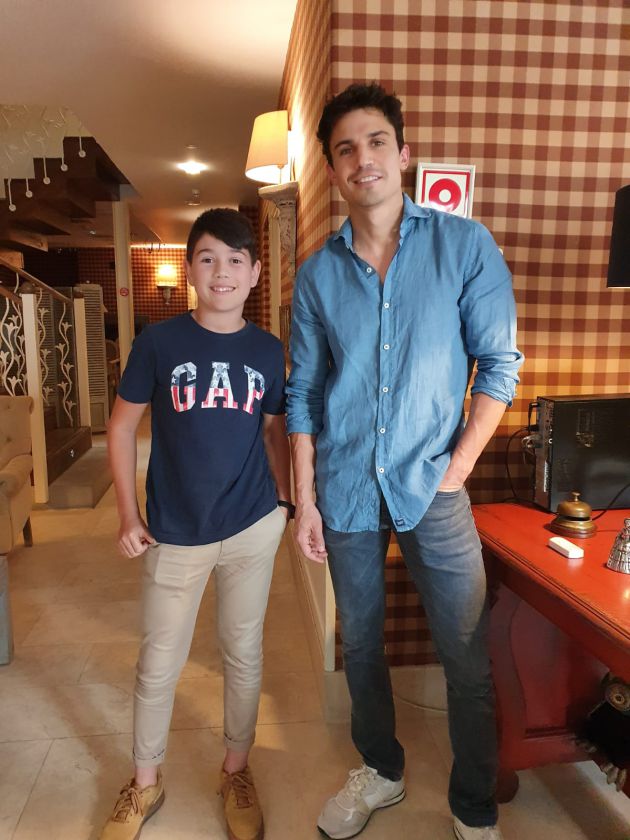 El actor Álex González posa con un joven fan El actor Álex González posa con un joven fan