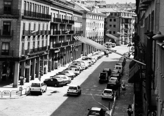 La actual Avenida del Acueducto abierta al tráfico antes de la construcción del parking y la peatonalización La actual Avenida del Acueducto abierta al tráfico antes de la construcción del parking y la peatonalización