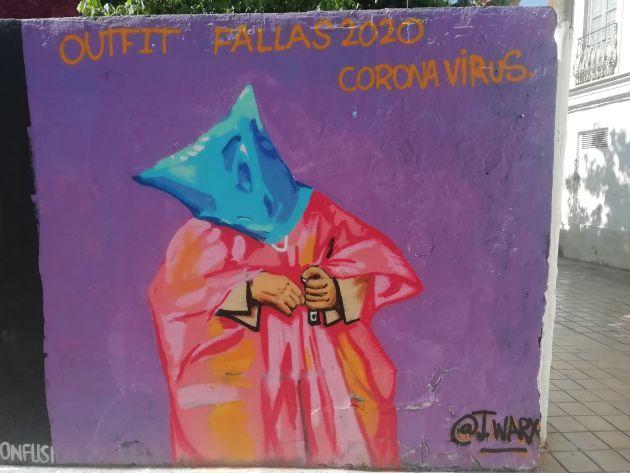Grafiti que muestra a una de 'las vecinas de València' vestida con bolsas de basura, representando el 'outfit' para las Fallas 2020 cuando estas todavía seguían en pie, en una calle de Benimaclet (València) y firmado por @j.warx en Instagram Grafiti que muestra a una de 'las vecinas de València' vestida con bolsas de basura, representando el 'outfit' para las Fallas 2020 cuando estas todavía seguían en pie, en una calle de Benimaclet (València) y firmado por @j.warx en Instagram
