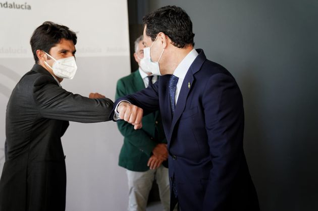 El presidente de la Junta y Cayetano Rivera Ordóñez se saludan chocando sus codos El presidente de la Junta y Cayetano Rivera Ordóñez se saludan chocando sus codos