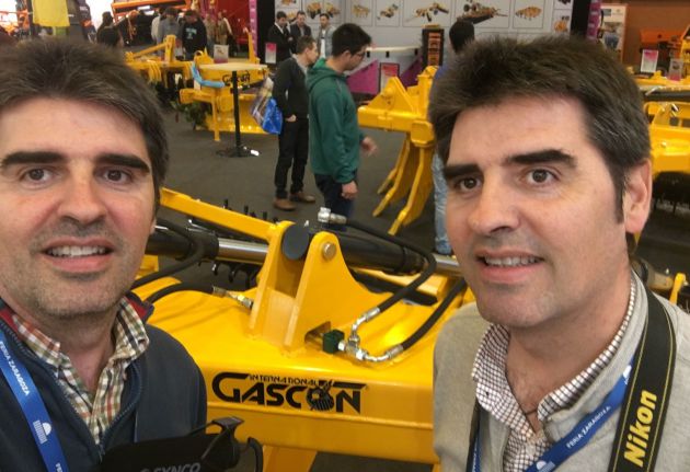 Los hermanos Tribaldos en una feria de maquinaria agrícola. Los hermanos Tribaldos en una feria de maquinaria agrícola.