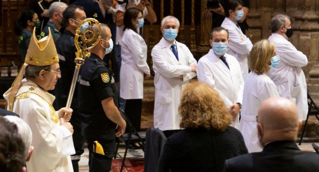 El arzobispo de Sevilla, Juan José Asenjo (i), pasa junto a los representantes de los colectivos de médicos, enfermeros, farmacéuticos, trabajadores de centros de personas mayores, Unidad Militar de Emergencias, Guardia Civil, Policía Nacional, Policía Local, Protección Civil, Bomberos y miembros de Cáritas y de Cruz Roja, en homenaje a las personas que han trabajado en primera linea contra el coronavirus, momentos antes de la celebración de la misa del Corpus Christi en el interior de la Catedral de Sevilla con todas las medidas sanitarias tras suspenderse su procesión por las calles de la capital hispalense El arzobispo de Sevilla, Juan José Asenjo (i), pasa junto a los representantes de los colectivos de médicos, enfermeros, farmacéuticos, trabajadores de centros de personas mayores, Unidad Militar de Emergencias, Guardia Civil, Policía Nacional, Policía Local, Protección Civil, Bomberos y miembros de Cáritas y de Cruz Roja, en homenaje a las personas que han trabajado en primera linea contra el coronavirus, momentos antes de la celebración de la misa del Corpus Christi en el interior de la Catedral de Sevilla con todas las medidas sanitarias tras suspenderse su procesión por las calles de la capital hispalense