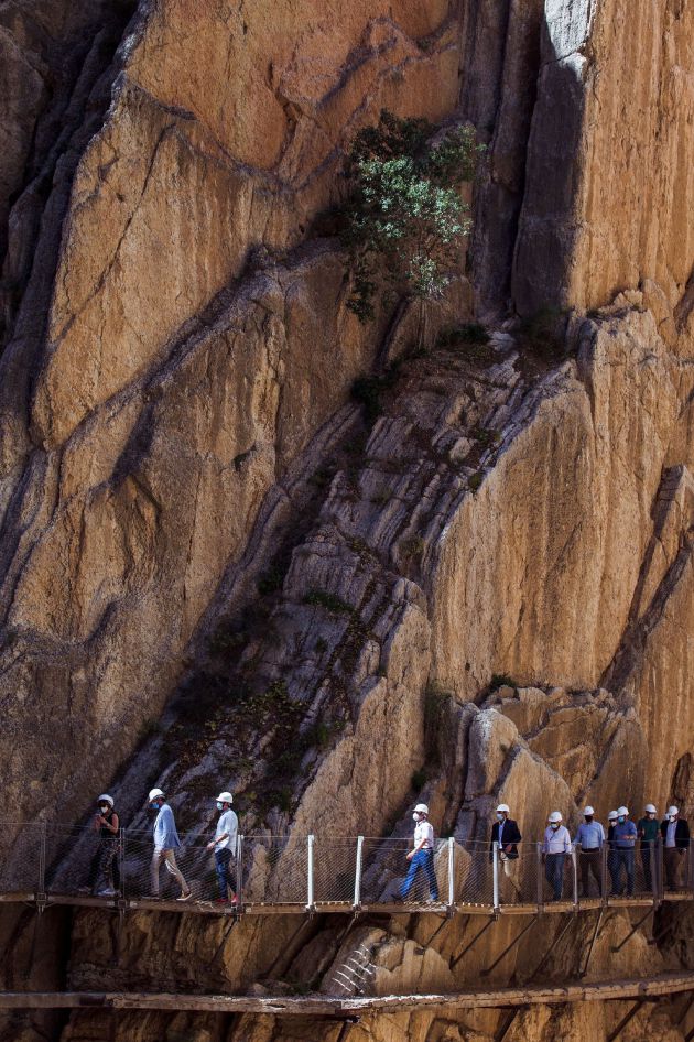 El presidente de la Diputación de Málaga, Francisco Salado, junto a los alcaldes de los municipios de Álora, Antequera, Ardales y Valle de Abdalajis entre otros representantes políticos, han asistido a la reapertura de El Caminito del Rey, un sendero con una pasarela colgante de casi 3 kilómetros que alcanza 105 metros de altura en el Desfiladero de los Gaitanes (Málaga), que volverá a abrir este viernes con 8.000 entradas vendidas, aunque solo podrá acoger a la mitad de su aforo habitual -550 personas diarias- por la crisis sanitaria de la COVID-19, hoy en el sendero sur de Álora (Málaga) El presidente de la Diputación de Málaga, Francisco Salado, junto a los alcaldes de los municipios de Álora, Antequera, Ardales y Valle de Abdalajis entre otros representantes políticos, han asistido a la reapertura de El Caminito del Rey, un sendero con una pasarela colgante de casi 3 kilómetros que alcanza 105 metros de altura en el Desfiladero de los Gaitanes (Málaga), que volverá a abrir este viernes con 8.000 entradas vendidas, aunque solo podrá acoger a la mitad de su aforo habitual -550 personas diarias- por la crisis sanitaria de la COVID-19, hoy en el sendero sur de Álora (Málaga)
