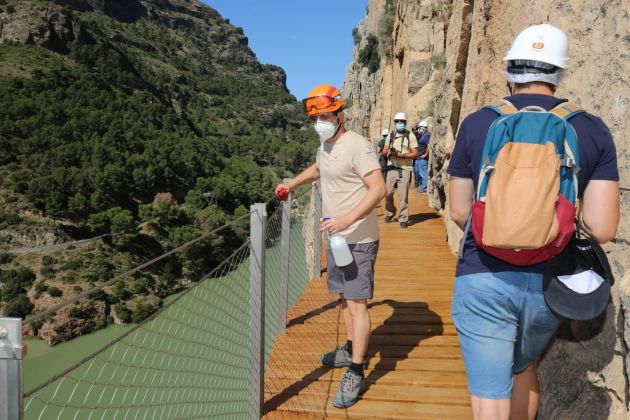 Los operarios del Caminito del Rey desinfectan las barandillas Los operarios del Caminito del Rey desinfectan las barandillas