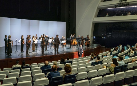 Los asistentes a la sesión inaugural del Palau de Les Arts de València guardaron un minuto de silencio en recuerdo a los fallecidos por el coronavirus. Los asistentes a la sesión inaugural del Palau de Les Arts de València guardaron un minuto de silencio en recuerdo a los fallecidos por el coronavirus.