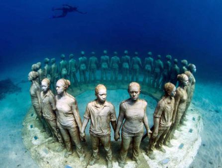 Algunas de las más de doscientas figuras humanas sumergidas en Lanzarote en el Museo Atlántico Algunas de las más de doscientas figuras humanas sumergidas en Lanzarote en el Museo Atlántico