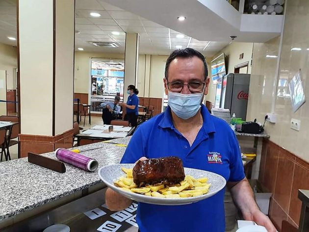 Paquito Vega, el camarero más veterano del Maypa, con un costillar asado Paquito Vega, el camarero más veterano del Maypa, con un costillar asado