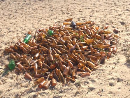 Alguien se molestó en arrojar en medio del desierto casi 400 botellas de vidrio en un lugar casi inaccesible Alguien se molestó en arrojar en medio del desierto casi 400 botellas de vidrio en un lugar casi inaccesible