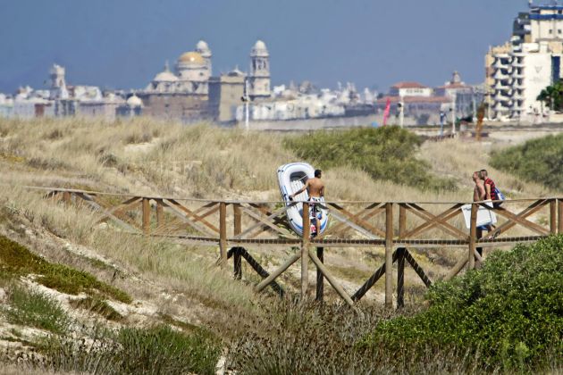 Playa de Cortadura, con la catedral al fondo Playa de Cortadura, con la catedral al fondo