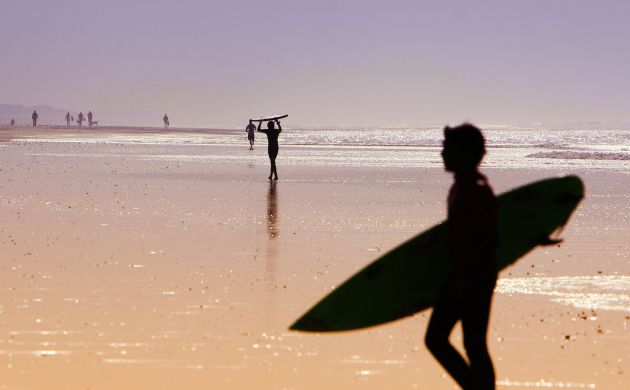 Las playas de Cádiz son idóneas para practicar surf Las playas de Cádiz son idóneas para practicar surf