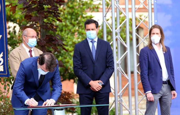El presidente de la Junta de Castilla y León, Alfonso Fernández Mañueco, junto al vicepresidente, Francisco Igea, firman el Pacto por la Recuperación Económica, el Empleo y la Cohesión Social en Castilla y León con el portavoz parlamentario del Partido Socialista, Luis Tudanca, así como con otros portavoces El presidente de la Junta de Castilla y León, Alfonso Fernández Mañueco, junto al vicepresidente, Francisco Igea, firman el Pacto por la Recuperación Económica, el Empleo y la Cohesión Social en Castilla y León con el portavoz parlamentario del Partido Socialista, Luis Tudanca, así como con otros portavoces