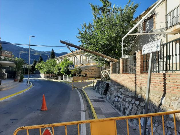 El poste colapsó posiblemente por el golpe de un camión El poste colapsó posiblemente por el golpe de un camión