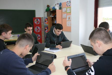 Alumnos de La Vaguada con nuevas tecnologías de aprendizaje. Alumnos de La Vaguada con nuevas tecnologías de aprendizaje.