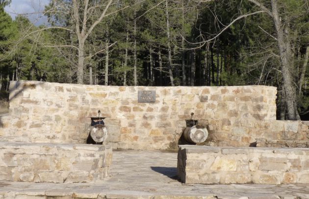 Fuente de las Tablas, restaurada por Esparvel, en el albergue del mismo nombre que gestiona la Diputación de Cuenca en plena Serranía. Fuente de las Tablas, restaurada por Esparvel, en el albergue del mismo nombre que gestiona la Diputación de Cuenca en plena Serranía.