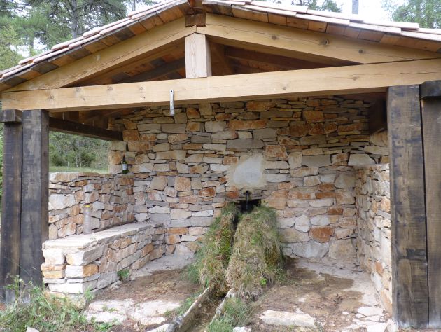 Fuente de la Canal, en la pedanía de Valdecabras, en Cuenca. Fuente de la Canal, en la pedanía de Valdecabras, en Cuenca.