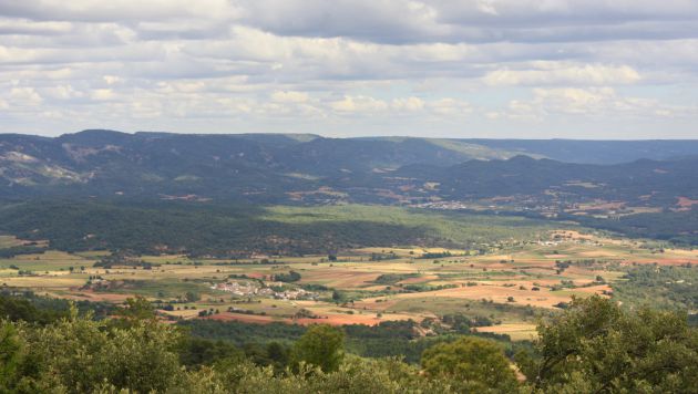 Vista hacia Fresneda, Castillejo y Arcos de la Sierra. Vista hacia Fresneda, Castillejo y Arcos de la Sierra.