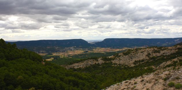 Más allá del Estrecho de Priego se extiende la comarca de la Alcarria. Más allá del Estrecho de Priego se extiende la comarca de la Alcarria.
