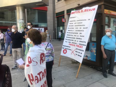 Un centenar de manifestantes saca la defensa de la Sanidad Pública al centro de Ponferrada Un centenar de manifestantes saca la defensa de la Sanidad Pública al centro de Ponferrada
