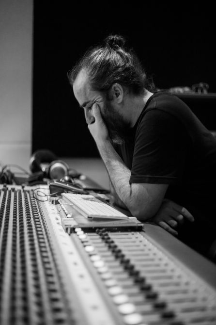 Pablo Pulido, ingeniero jefe de Estudio Uno, durante una sesión de mezcla en el 'Estudio B' Pablo Pulido, ingeniero jefe de Estudio Uno, durante una sesión de mezcla en el 'Estudio B'