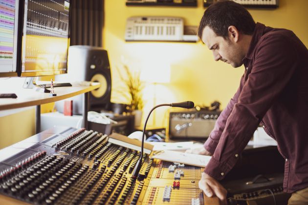 Juan Blas, en el control de Westline Studios Juan Blas, en el control de Westline Studios