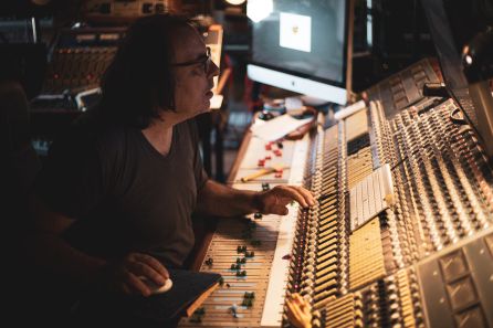 Paco Martínez, 'Paco Loco', en su estudio de grabación. Paco Martínez, 'Paco Loco', en su estudio de grabación.