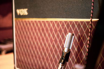 Amplificador de guitarra, microfoneado durante una sesión de grabación Amplificador de guitarra, microfoneado durante una sesión de grabación