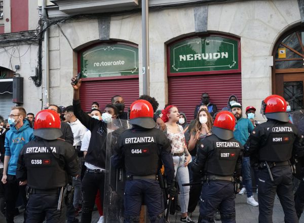 Antifascistas' intentan cortar un mitin de el secretario general de Vox, Javier Ortega Smith, sobre inmigración celebrado en la plaza Corazón de María de Bilbao para apoyar al candidato de la formación por Bizkaia en las elecciones vascas 12 de julio,