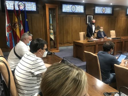 El acto de la firma en el salón de plenos del ayuntamiento El acto de la firma en el salón de plenos del ayuntamiento